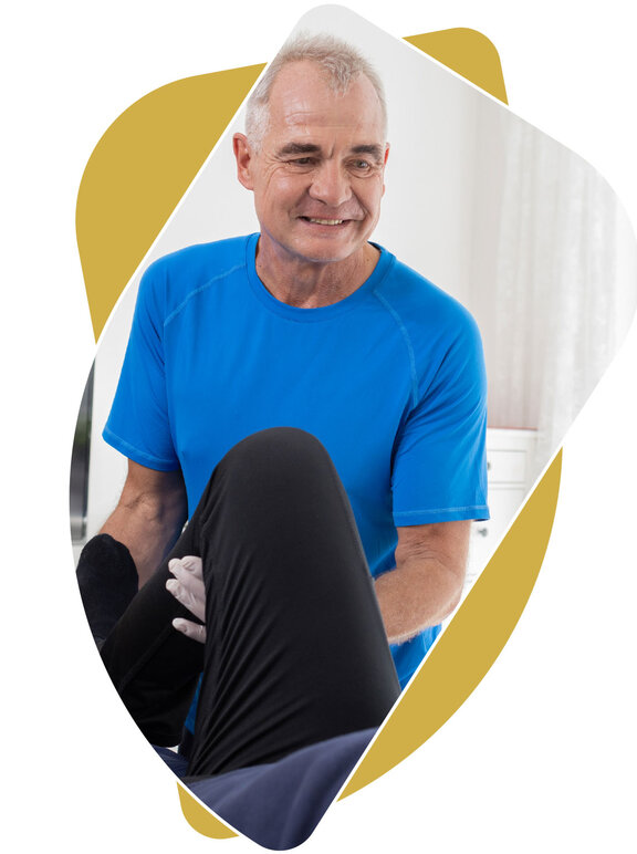 Physiotherapeut bei der Behandlung des Patienten