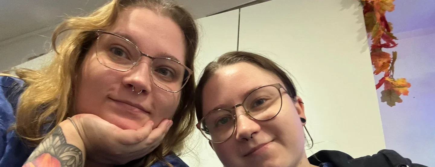 Samantha und Michelle: zwei Schwestern, die gemeinsam bei der IC Home 24 in Berlin arbeiten.