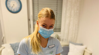 Maria bei der Arbeit als Intensivpflegekraft der IC Home 24
