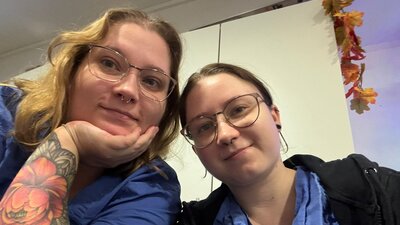 Samantha und Michelle: zwei Schwestern, die gemeinsam bei der IC Home 24 in Berlin arbeiten.