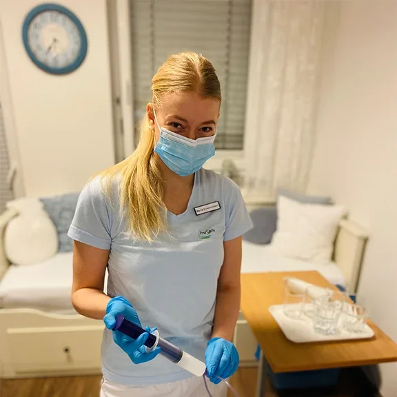 Maria bei der Arbeit als Intensivpflegekraft der IC Home 24