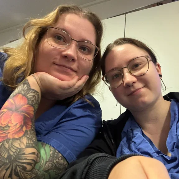 Samantha und Michelle: zwei Schwestern, die gemeinsam bei der IC Home 24 in Berlin arbeiten.